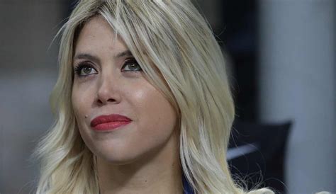 wanda nara tette di fuori|Wanda Nara in topless su Instagram: lincidente hot durante una。